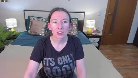 Snapshot of catherinewalls chatting on June 8, 3:29 am Catrin online show from June 8, 3:29 am