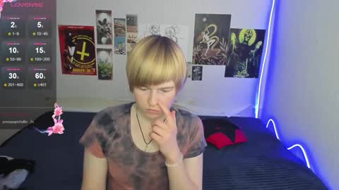 cattie_w_ online show from December 5, 1:25 am