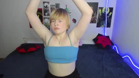 cattie_w_ online show from February 17, 1:13 am