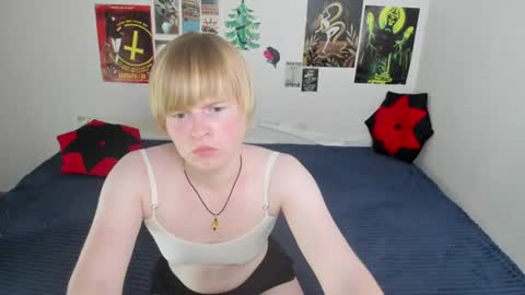 Snapshot of cattie_w_ chatting on June 16, 1:19 am cattie_w_ online show from June 16, 1:19 am