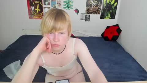 Snapshot of cattie_w_ chatting on June 17, 1:19 am cattie_w_ online show from June 17, 1:19 am