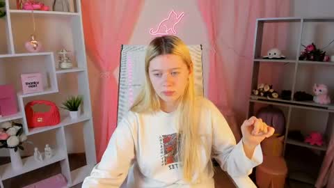 Snapshot of celestinemauriac chatting on April 24, 7:16 pm your cute kitty online show from April 24, 7:16 pm