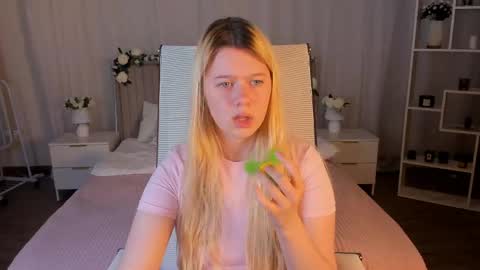 Snapshot of celestinemauriac chatting on May 27, 4:15 pm your cute kitty online show from May 27, 4:15 pm