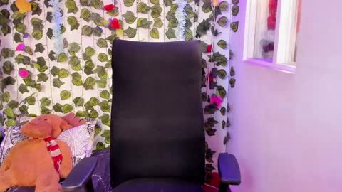 Snapshot of celestinepurple chatting on December 14, 7:46 pm Celestineeeeee online show from December 14, 7:46 pm