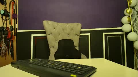 Snapshot of celestte_sweet chatting on April 21, 1:42 am online show from April 21, 1:42 am