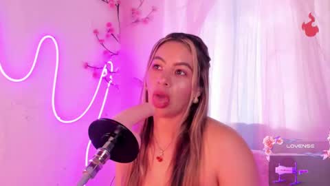 Hello guys my name is Sofi and Lizzie and  Vanessa online show from October 3, 4:04 pm