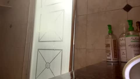 Snapshot of cesar209valencia chatting on March 1, 1:43 am cesar209valencia online show from March 1, 1:43 am