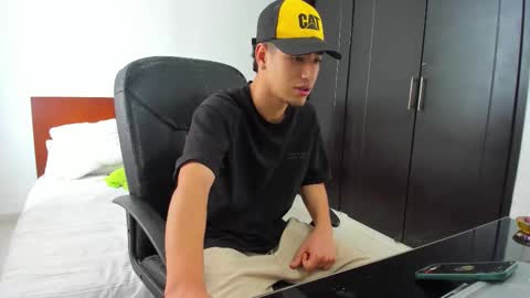 Snapshot of chandler_kenji chatting on October 25, 4:57 pm Kenji online show from October 25, 4:57 pm