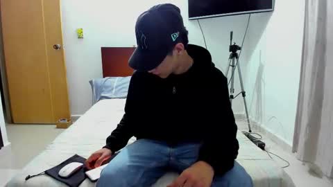 Snapshot of chandler_kenji chatting on November 18, 4:17 am Kenji online show from November 18, 4:17 am