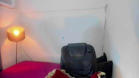 Snapshot of chantal_fuck chatting on May 18, 11:32 pm chantal_fuck online show from May 18, 11:32 pm