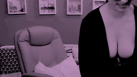 The Queen online show from March 8, 2:04 am