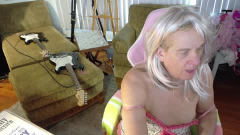 Snapshot of charli_girl chatting on April 7, 10:42 pm Charli online show from April 7, 10:42 pm