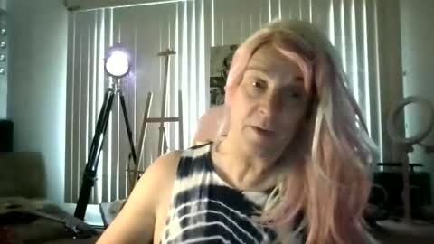 Snapshot of charli_girl chatting on May 6, 10:37 pm Charli online show from May 6, 10:37 pm