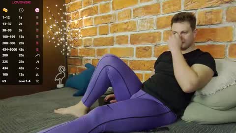 Snapshot of charlie_smiley chatting on December 16, 4:39 am Charlie Smiley online show from December 16, 4:39 am