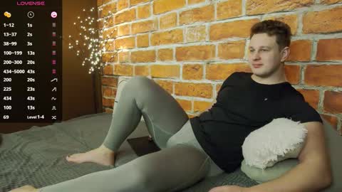 Snapshot of charlie_smiley chatting on December 22, 5:15 am Charlie Smiley online show from December 22, 5:15 am