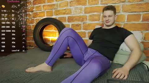 Snapshot of charlie_smiley chatting on February 9, 4:49 am Charlie Smiley online show from February 9, 4:49 am