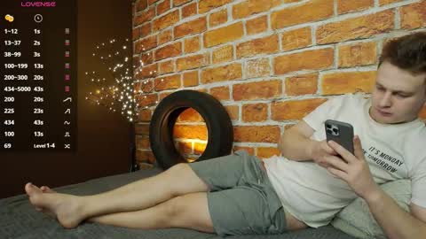 Snapshot of charlie_smiley chatting on February 17, 2:08 am Charlie Smiley online show from February 17, 2:08 am