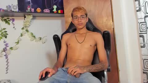 Snapshot of charlieerusso chatting on February 17, 9:19 pm Charles Russo online show from February 17, 9:19 pm