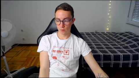 Snapshot of charlieseyer chatting on May 18, 7:36 am carlos reyes online show from May 18, 7:36 am