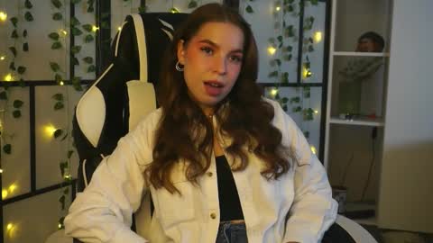 Snapshot of charlinemanke chatting on October 8, 5:32 pm Dannie online show from October 8, 5:32 pm