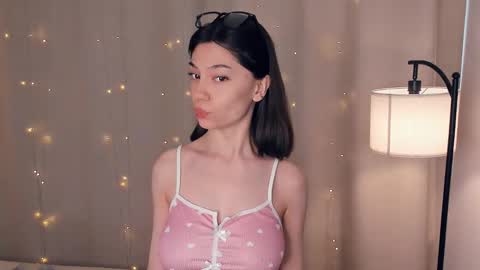 Snapshot of charlinepiker chatting on February 1, 8:02 am Yumi online show from February 1, 8:02 am