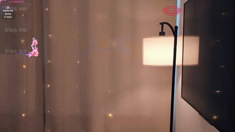 Snapshot of charlinepiker chatting on February 5, 8:30 am Yumi online show from February 5, 8:30 am