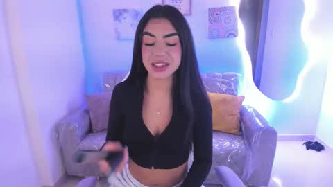 Snapshot of charlote_cowell_sub_ chatting on February 7, 7:06 pm online show from February 7, 7:06 pm