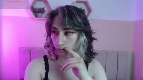 Snapshot of charlothe_dumont chatting on June 11, 2:48 pm charlothe_dumont online show from June 11, 2:48 pm