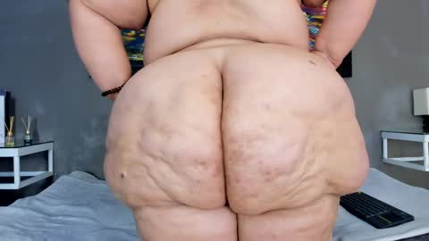 Snapshot of charlotte_curvy_ chatting on May 4, 8:16 pm Angelica Charlotte online show from May 4, 8:16 pm