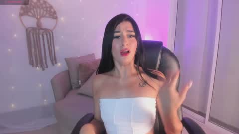 Snapshot of charlotte_marcela chatting on April 27, 3:37 am carlot online show from April 27, 3:37 am