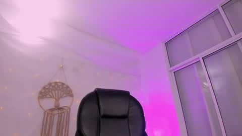 Snapshot of charlotte_marcela chatting on June 10, 2:01 am carlot online show from June 10, 2:01 am
