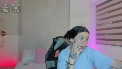 Snapshot of charlottee27_ chatting on June 5, 8:14 pm Charlottee online show from June 5, 8:14 pm