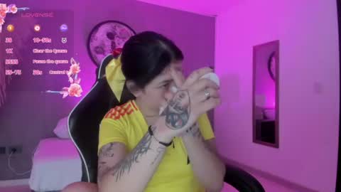 Snapshot of charlottee27_ chatting on June 18, 1:39 am Charlottee online show from June 18, 1:39 am