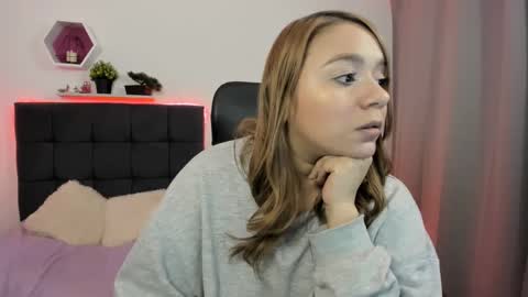 Snapshot of charlottelabouff chatting on February 19, 2:33 am Charlotte online show from February 19, 2:33 am