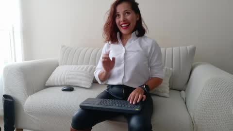 Snapshot of cheek_chic12 chatting on May 29, 9:57 pm Regina Phalange online show from May 29, 9:57 pm