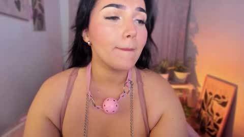 Snapshot of cherries_and_wine_ chatting on February 9, 3:32 am cherries_and_wine_ online show from February 9, 3:32 am