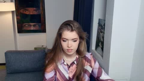 Snapshot of chia_silver chatting on April 1, 7:20 am Mia online show from April 1, 7:20 am