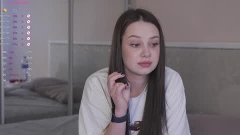 Snapshot of chillgirlll chatting on May 2, 4:39 am Nicole online show from May 2, 4:39 am