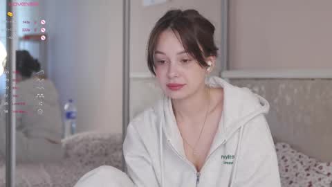 Snapshot of chillgirlll chatting on June 7, 5:00 am Nicole online show from June 7, 5:00 am