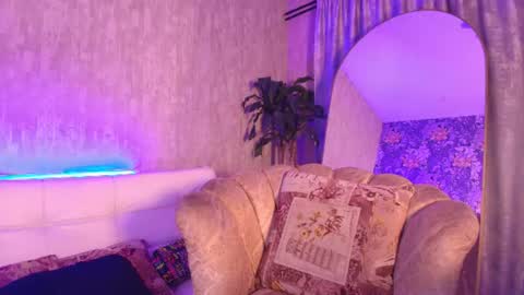 Snapshot of chloe_bronze chatting on June 15, 8:22 pm Chloe online show from June 15, 8:22 pm