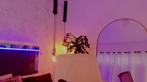 Snapshot of chloe_bronze chatting on August 5, 7:06 pm Chloe online show from August 5, 7:06 pm