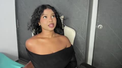 Snapshot of chloe_evans21 chatting on April 4, 4:37 pm chloe online show from April 4, 4:37 pm