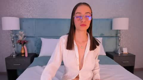 Snapshot of chloe_key chatting on May 10, 4:01 pm chloe_key online show from May 10, 4:01 pm