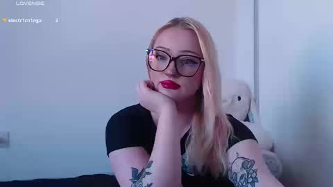 Snapshot of chloe_levine chatting on September 12, 9:15 pm Chloe Levine online show from September 12, 9:15 pm