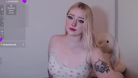 Snapshot of chloe_levine chatting on September 14, 9:25 pm Chloe Levine online show from September 14, 9:25 pm