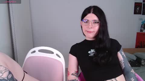 Snapshot of chloe_levine chatting on August 2, 10:52 pm Chloe Levine online show from August 2, 10:52 pm
