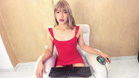 Snapshot of chloe_luxury chatting on May 12, 1:19 pm chloe_luxury online show from May 12, 1:19 pm