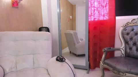 Snapshot of chloe_luxury chatting on May 21, 2:46 pm chloe_luxury online show from May 21, 2:46 pm