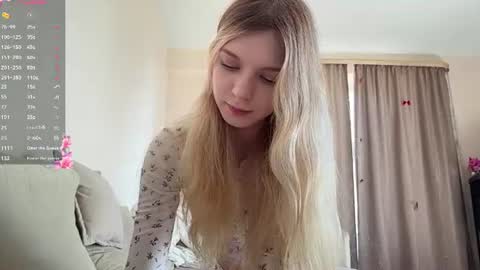 Snapshot of chloe_show chatting on June 13, 11:19 am hloe online show from June 13, 11:19 am