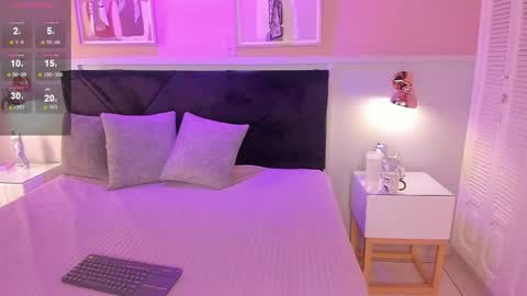 Snapshot of chloe_watson_ chatting on April 23, 8:00 pm online show from April 23, 8:00 pm